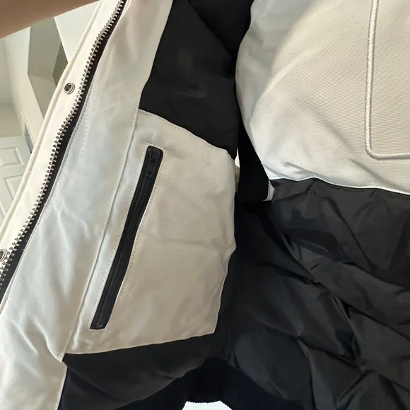 Moose knuckles vest, white and black. Brand new.